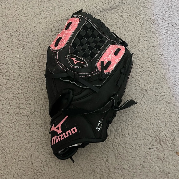 Mizuno Black and Pink Jennie Finch Softball Glove 10in - Picture 1 of 6